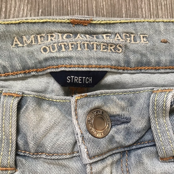 5/$20 SALE ✨ AEO Distressed Midi Stretch Light Wash Denim Jean Short - Picture 3 of 10